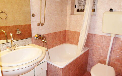 Tija: Badkamer, Eigendom, Kamer, Tegel, Muur, Loodgieterswerkinrichting, Verdieping, Interieur Ontwerp, Bad, Toilet
