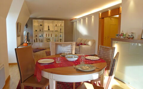 Elisa: Tafel, Meubilair, Eigendom, Stoel, Hout, Interieur Ontwerp, Keuken En Eettafel, Gebouw, Verdieping, Flooring