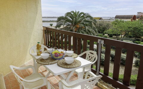 Gruissan Plage: Lucht, Fabriek, Eigendom, Tafel, Wolk, Meubilair, Gebouw, Stoel, Azure, Tableware