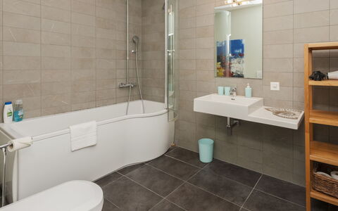 Interlaken 400: Badkamer, Interieur Ontwerp, Flooring, Loodgieterswerkinrichting, Verdieping, Bad, Kraan, Wastafel, Loodgieter, Wastafel In De Badkamer
