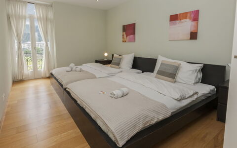 Interlaken 400: Meubilair, Interieur Ontwerp, Verdieping, Bed, Flooring, Hout, Slaapkamer, Kamer, Laken, Bedding