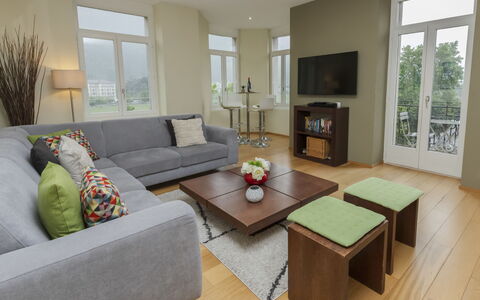 Interlaken 400: Meubilair, Interieur Ontwerp, Verdieping, Flooring, Bankstel, Hout, Woonkamer, Tafel, Kamer, Houten Vloer