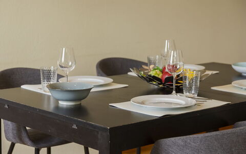 Interlaken 400: Meubilair, Tafel, Stoel, Eetkamer, Flooring, Hout, Keuken En Eettafel, Interieur Ontwerp, Tableware, Textiel