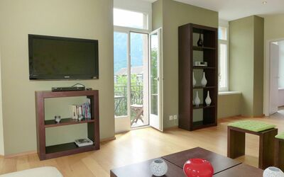 Elegance 400.1: Tafel, Eigendom, Meubilair, Bankstel, Huishoudapparatuur, Hout, Interieur Ontwerp, Huis, Woonkamer, Verdieping