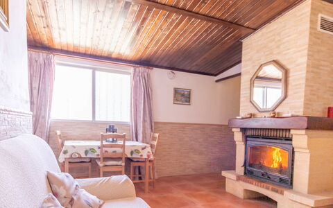 Rural Cacin: Eigendom, Gebouw, Meubilair, Spiegel, Hout, Tafel, Venster, Interieur Ontwerp, Bankstel, Woonkamer
