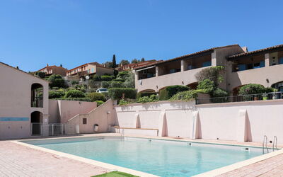 Sainte Maxime 214: Zwembad, Woongebied, Menselijke Nederzetting, Hacienda, Landgoed, Villa, Toevlucht, Hotel, Landscaping, Binnenplaats