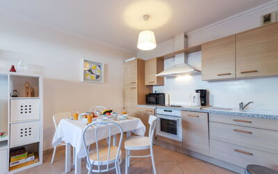 Cap Marine 350.2: Countertop, Cabinetry, Meubilair, Tafel, Gootsteen, Toestel Van De Keuken, Keuken, Gebouw, Hout, Stoel
