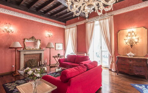 Spanish Steps: Kamer, Interieur Ontwerp, Eigendom, Meubilair, Plafond, Rood, Gebouw, Woonkamer, Huis, Huis
