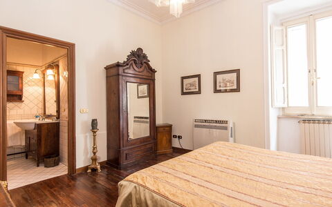 Spanish Steps: Eigendom, Kamer, Meubilair, Plafond, Interieur Ontwerp, Bed, Slaapkamer, Verdieping, Gebouw, Bed Frame
