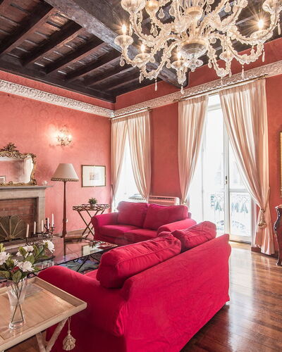 Spanish Steps: Kamer, Interieur Ontwerp, Eigendom, Meubilair, Plafond, Rood, Gebouw, Woonkamer, Huis, Huis