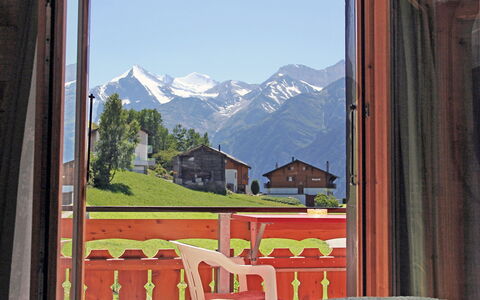 Grächen 360: Berg, Natuurlijk Landschap, Bergketen, Alpen, Kamer, Deur, Venster, Huis, Gebouw, Boom