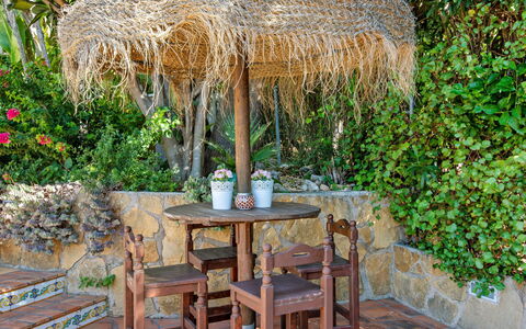 Petite Fleur: Buitentafel, Meubilair, Tafel, Plantkunde, Grassenfamilie, Boom, Buitenmeubels, Thatching, Fabriek, Huis