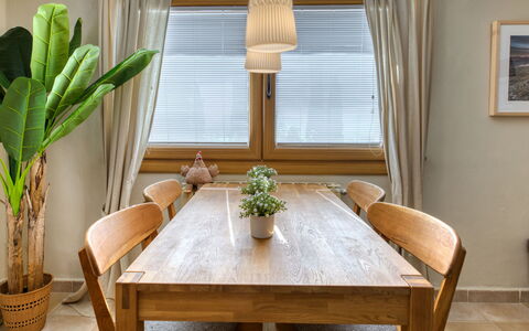 Petite Fleur: Kamer, Meubilair, Eigendom, Interieur Ontwerp, Eetkamer, Tafel, Koffietafel, Gordijn, Verdieping, Hout