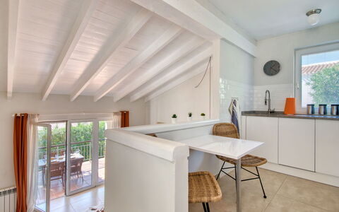 Petite Fleur: Meubilair, Cabinetry, Tafel, Countertop, Gebouw, Venster, Hout, Interieur Ontwerp, Keuken, Flooring