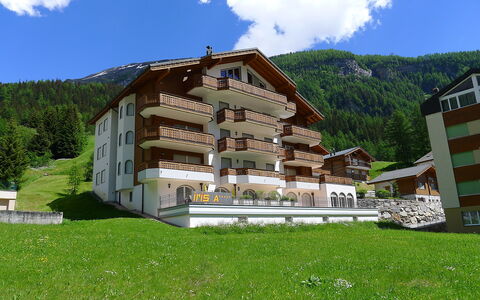 Leukerbad 190: Eigendom, Berg, Bergachtig Landvormen, Bergketen, Huis, Alpen, Bergdorp, Gebouw, Heuvel Station, Architectuur