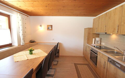 Zeller: Kamer, Countertop, Plafond, Eigendom, Gebouw, Interieur Ontwerp, Meubilair, Verdieping, Huis, Hout