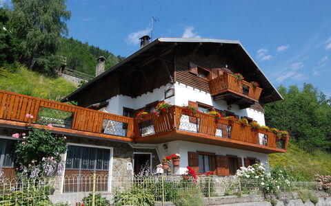 Bormio 200: Fabriek, Lucht, Wolk, Gebouw, Eigendom, Venster, Boom, Architectuur, Huis, Vrije Tijd