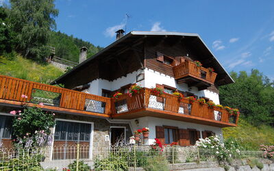 Bormio 200: Fabriek, Lucht, Wolk, Gebouw, Eigendom, Venster, Boom, Architectuur, Huis, Vrije Tijd