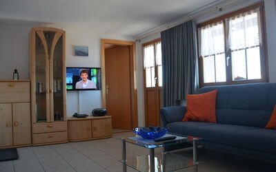 Wohnung 2 400.2: Kamer, Woonkamer, Meubilair, Eigendom, Interieur Ontwerp, Koffietafel, Gebouw, Huis, Tafel, Verdieping