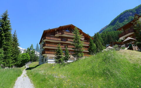 Leukerbad 450: Lucht, Fabriek, Eigendom, Gebouw, Berg, Boom, Natuurlijk Landschap, Helling, Hout, Land Lot