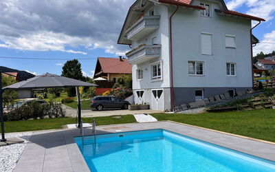 Feldkirchen in Kärnten 100: Wolk, Water, Fabriek, Gebouw, Lucht, Eigendom, Venster, Zwembad, Blauw, Azure