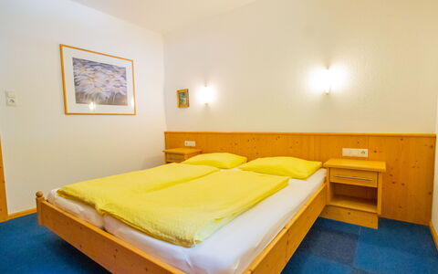 Längenfeld 165: Slaapkamer, Bed, Bed Frame, Laken, Bedding, Hardwood, Hotel, Matras, Beits, Matras