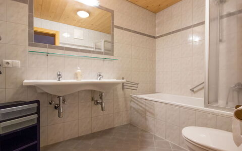 Längenfeld 165: Flooring, Loodgieterswerkinrichting, Badkamer, Interieur Ontwerp, Verdieping, Wastafel, Wastafel In De Badkamer, Hout, Kraan, Plafond