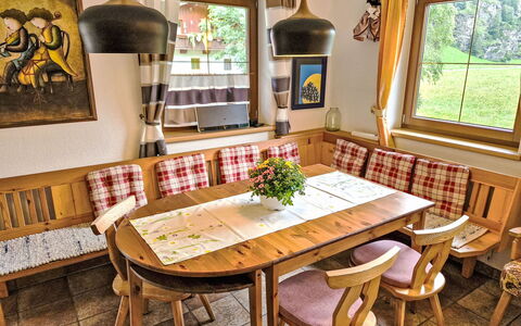 Längenfeld 165: Meubilair, Interieur Ontwerp, Hout, Tafel, Keuken En Eettafel, Stoel, Flooring, Eetkamer, Kamer, Beits