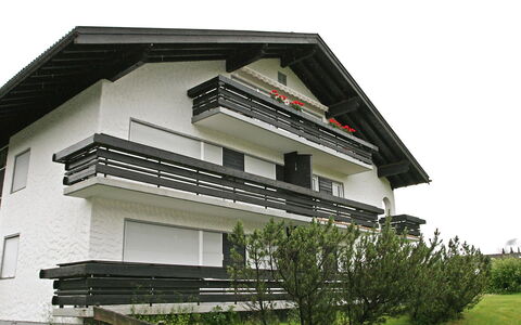 Fellhornstrasse: Huis, Eigendom, Architectuur, Gebouw, Huis, Dak, Onroerend Goed, Facade, Balkon, Woongebied