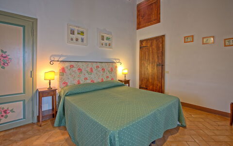 San Donnino: Slaapkamer, Kamer, Bed, Meubilair, Eigendom, Laken, Verdieping, Muur, Bed Frame, Interieur Ontwerp