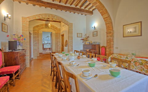 San Donnino: Restaurant, Eigendom, Kamer, Gebouw, Interieur Ontwerp, Functie Hall, Tafel, Eetkamer, Onroerend Goed, Meubilair