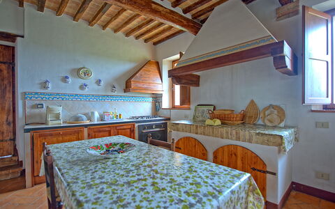 San Donnino: Kamer, Eigendom, Meubilair, Gebouw, Huis, Interieur Ontwerp, Plafond, Keuken, Verdieping, Onroerend Goed