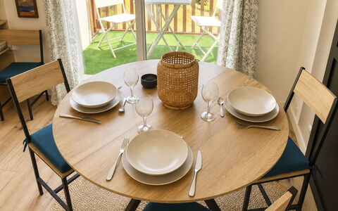 Deauville-Trouville 175: Meubilair, Tafel, Hout, Tableware, Eetkamer, Keuken En Eettafel, Stoel, Serveware, Dishware, Bord