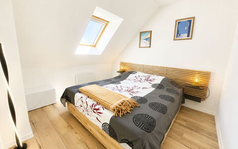 Deauville-Trouville 175: Bed, Interieur Ontwerp, Meubilair, Slaapkamer, Flooring, Verdieping, Bedding, Laken, Hout, Houten Vloer