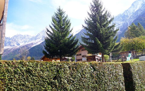Les Chamois: Bergachtig Landvormen, Berg, Heuvel Station, Boom, Natuurlijk Landschap, Wildernis, Alpen, Lucht, Bergketen, Blad