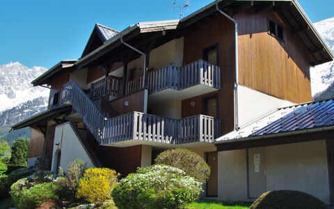 Les Chamois: Lucht, Fabriek, Eigendom, Gebouw, Venster, Groen, Huis, Boom, Woongebied, Verblijf