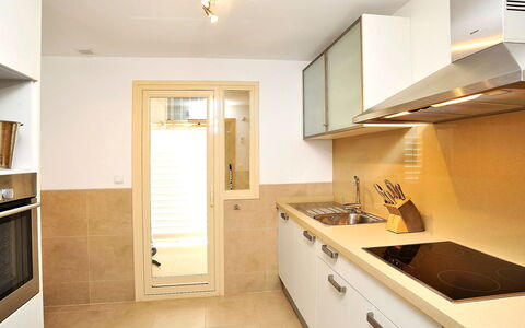 Jávea 186: Eigendom, Kamer, Countertop, Interieur Ontwerp, Meubilair, Cabinetry, Verdieping, Geel, Plafond, Gebouw