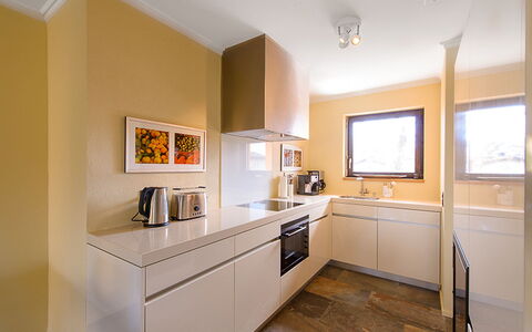 Giardino: Kamer, Eigendom, Meubilair, Interieur Ontwerp, Verdieping, Gebouw, Keuken, Geel, Plafond, Cabinetry
