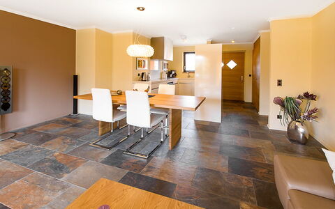 Giardino: Kamer, Eigendom, Interieur Ontwerp, Verdieping, Gebouw, Meubilair, Hardwood, Geel, Houten Vloer, Huis