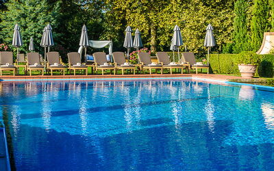 Giardino: Zwembad, Blauw, Water, Reflecting Pool, Reflectie, Majorelle Blue, Vrije Tijd, Natuurlijk Landschap, Eigendom, Badplaats