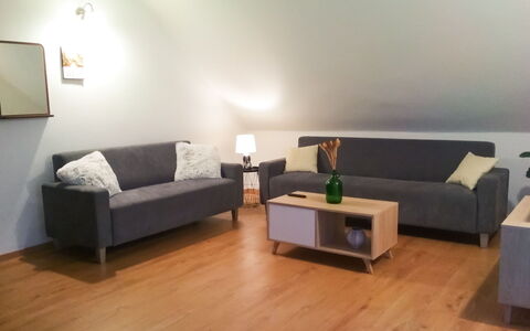 Grand Jardin: Bruin, Bankstel, Tafel, Eigendom, Meubilair, Comfort, Architectuur, Slaapbank, Hout, Interieur Ontwerp