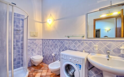 Certaldo: Badkamer, Eigendom, Kamer, Interieur Ontwerp, Onroerend Goed, Gebouw, Wasruimte, Huis, Huis, Tegel