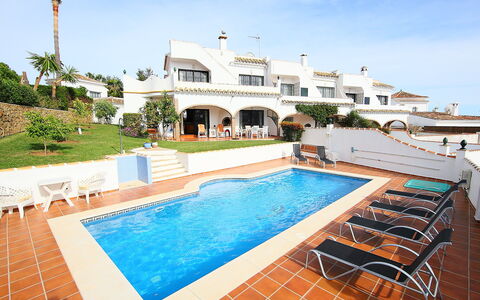 Villa Cielo: Water, Lucht, Eigendom, Fabriek, Gebouw, Zwembad, Azure, Natuur, Boom, Buitenmeubels