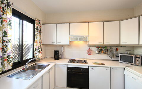 Villa Cielo: Wastafel, Cabinetry, Gootsteen, Eigendom, Countertop, Venster, Fornuis, Keuken, Verlichting, Huishoudapparatuur