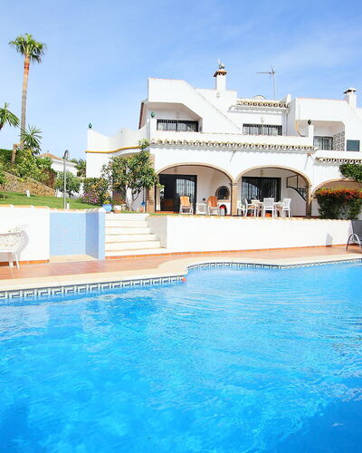 Villa Cielo: Water, Lucht, Eigendom, Fabriek, Gebouw, Zwembad, Azure, Badplaats, Boom, Buitenmeubels