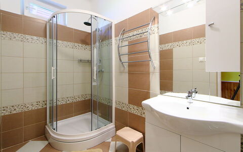 Hibiscus: Badkamer, Eigendom, Kamer, Tegel, Interieur Ontwerp, Architectuur, Gebouw, Loodgieterswerkinrichting, Onroerend Goed, Deur Van De Douche