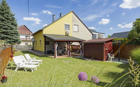 Hibiscus: Huis, Woongebied, Dak, Huis, Verblijf, Tuin, Deur, Backyard, Veranda, Werf