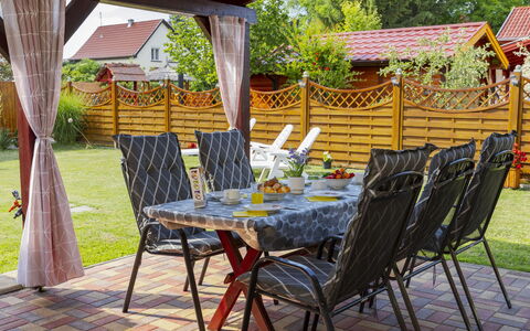 Hibiscus: Meubilair, Buitenmeubels, Buitentafel, Stoel, Tuin, Backyard, Schaduw, Patio, Beits, Gazon