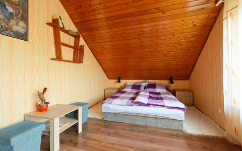 Hibiscus: Meubilair, Gebouw, Eigendom, Hout, Comfort, Interieur Ontwerp, Architectuur, Flooring, Venster, Verdieping