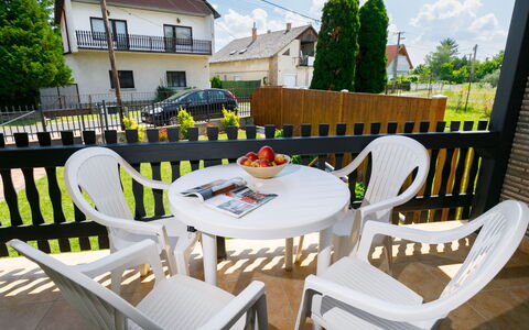 Hibiscus: Tafel, Meubilair, Stoel, Lucht, Gebouw, Buitentafel, Boom, Wolk, Buitenmeubels, Fabriek